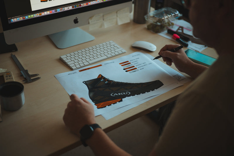 Come viene sviluppata e prodotta una calzatura AKU?!