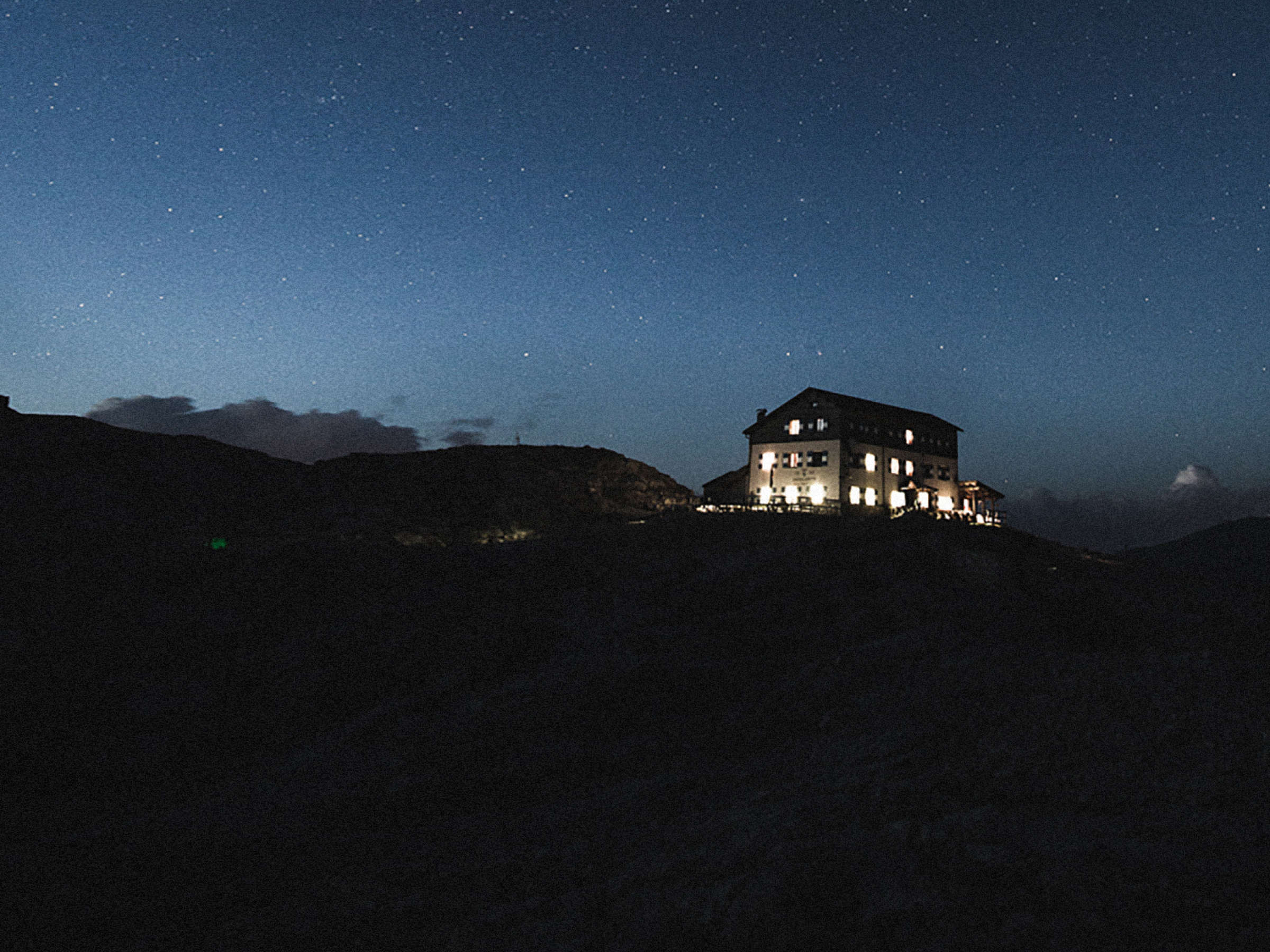 rifugio di montagna di notte