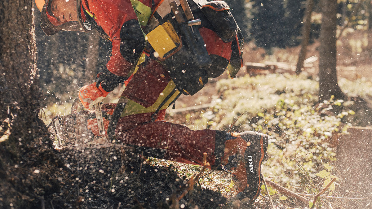 scarponi per attività boschive
